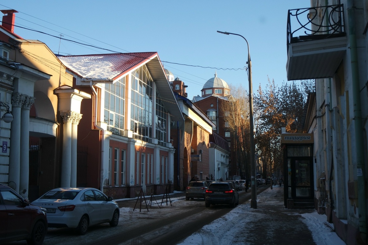 между к/т Художественный и бывшим зданием ТЮЗ-а