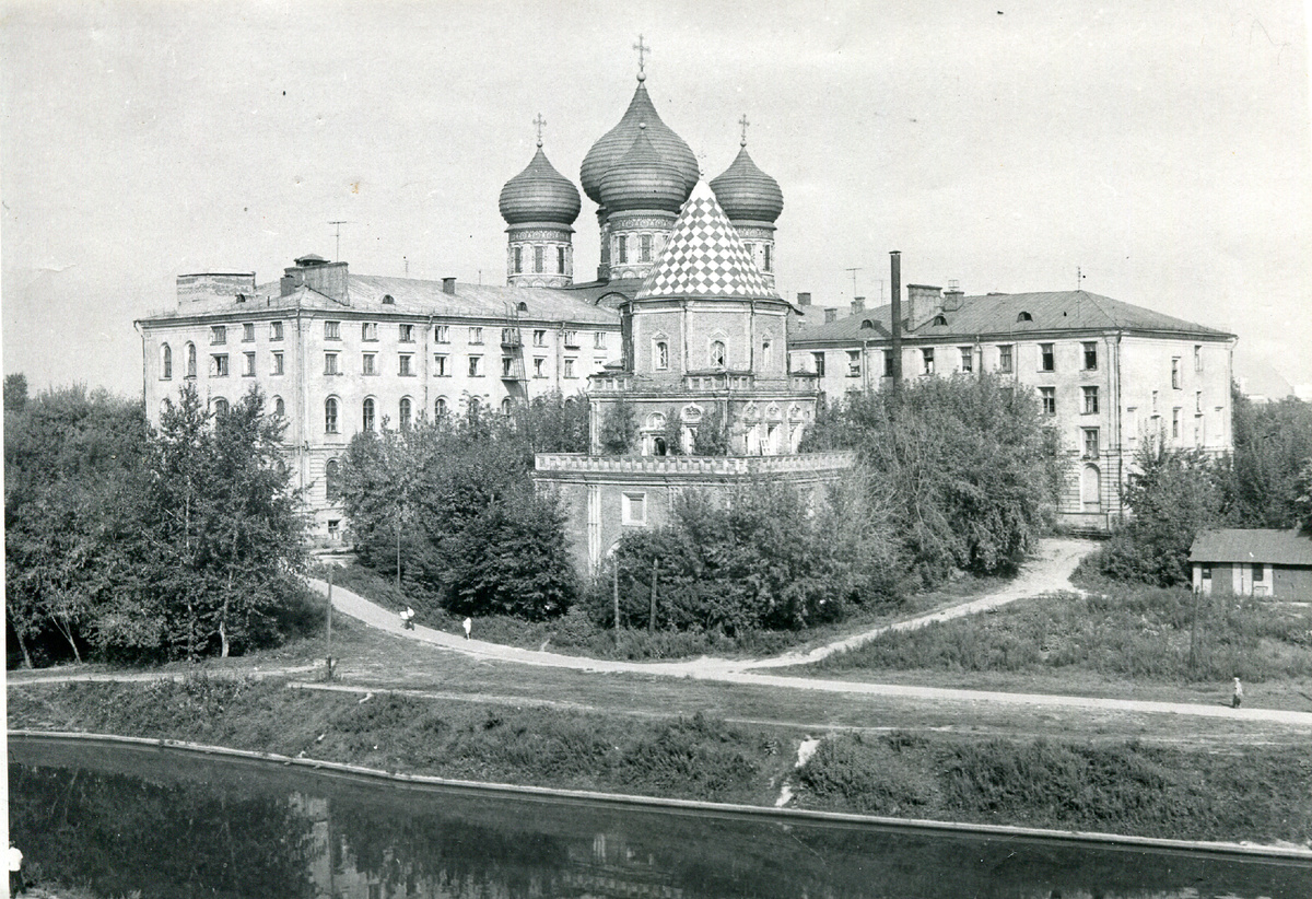 Дом в городке имени Баумана на берегу Серебряно-Виноградного пруда, 1960-1965 годы. Фото: pastvu.com 