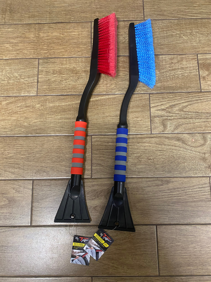 Щётка для очистки снега и льда представлена в двух цветах