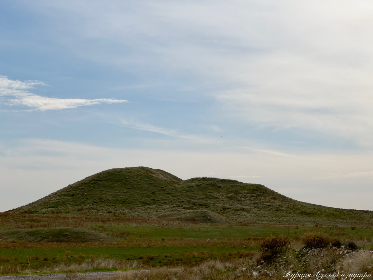 Погребальные сооружения в степях центральной Анатолии - тумулусы. Тумулус — это погребальный курган, искусственно созданный холм из камня и земли, внутри которого располагается деревянная или каменная погребальная камера. Именно в таких сооружениях фригийцы хоронили свою знать и царей.