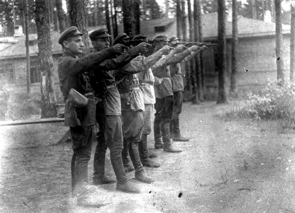 Чекисты расстреливают узников советского концлагеря. 1930-е годы, Совдепия. 