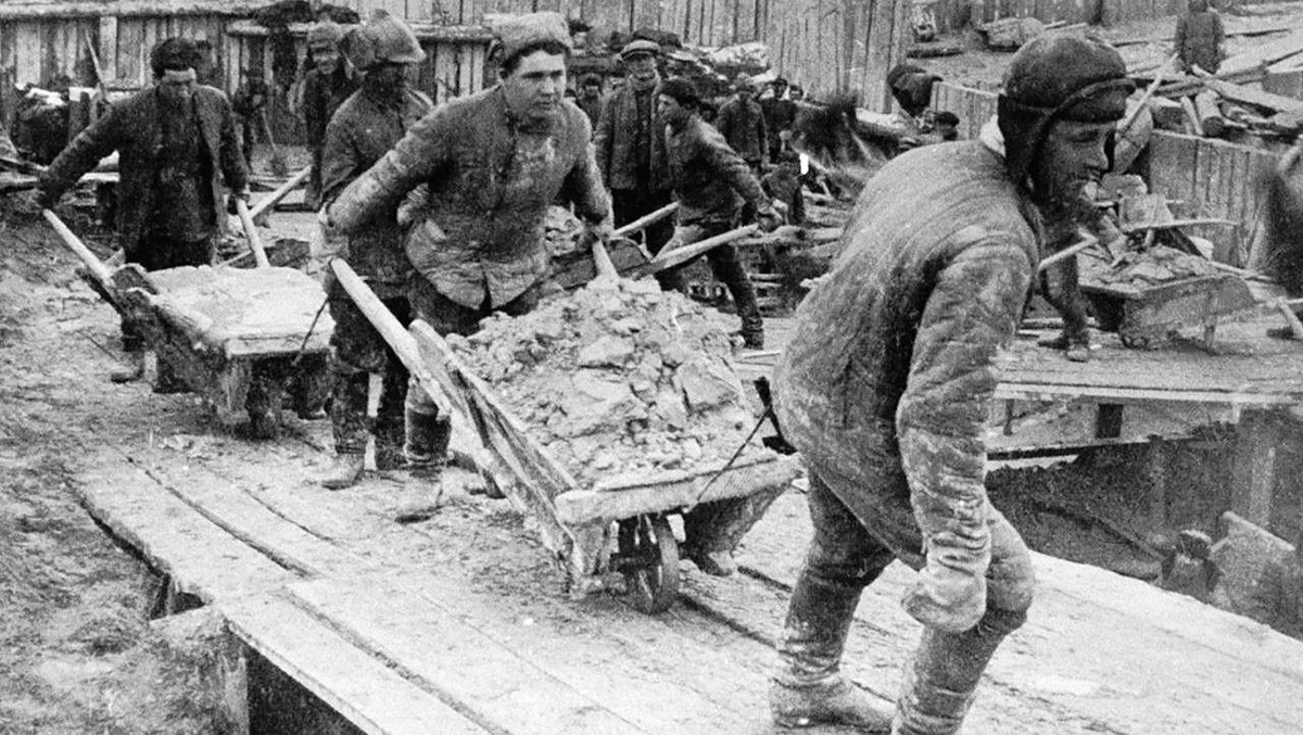 Русские рабы из заключенных ГУЛАГа на строительстве Беломорско-Балтийского канала. За три года строительства канала, с 1931 по 1933 год, по оценкам историков, погибло не менее 25-50 тыс. заключенных. 