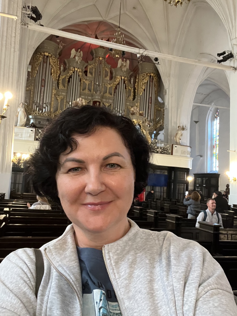 Готовлюсь слушать орган. Самый большой музыкальный инструмент в России у меня за спиной. Кафедральный собор Калининграда.