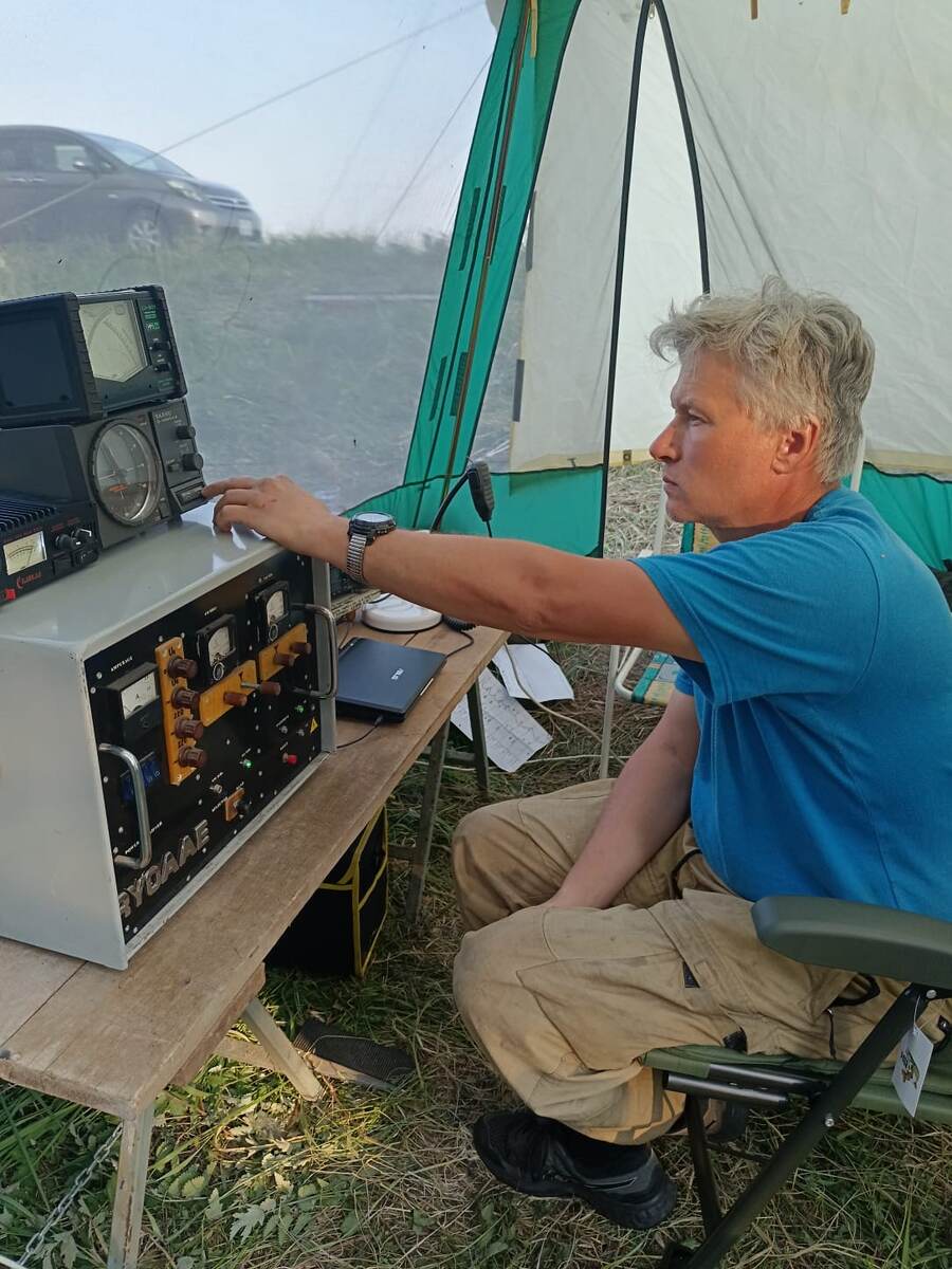Прямо в поле радиолюбители разворачивают свои антенны для участия в чемпионатах