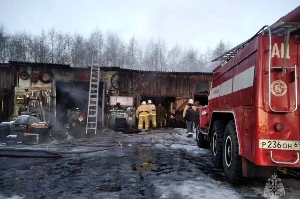    В Тверской области пожарные спасли гараж от полного уничтожения