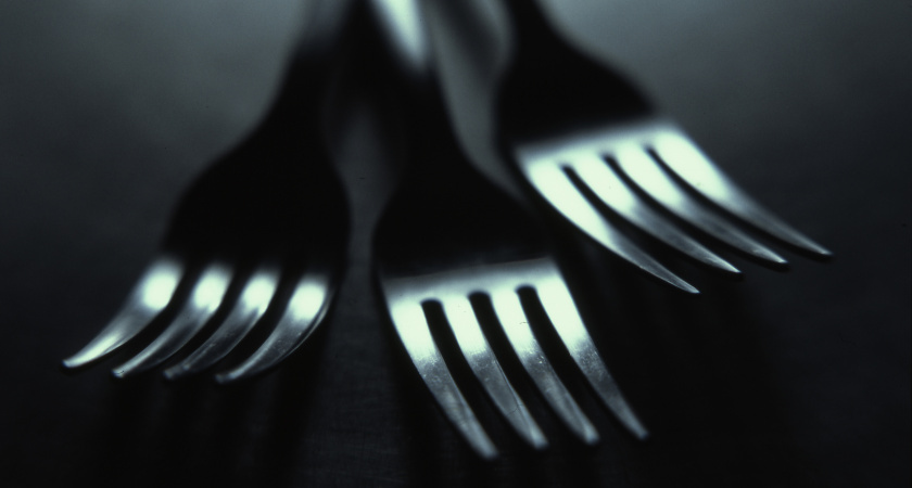    Как вернуть сияние столовым приборам за минуту: "домашнее" средство избавит ложки и вилки от жира и пятен - "ленивый" метод для домохозяек