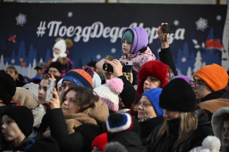    Поезду Деда Мороза всегда радуются и дети, и взрослые. Михаил ФРОЛОВ