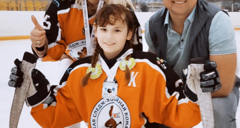    "Отбирает шайбу даже у мальчишек": как 12-летняя кировчанка с ОВЗ играет в следж-хоккей и спасает людей