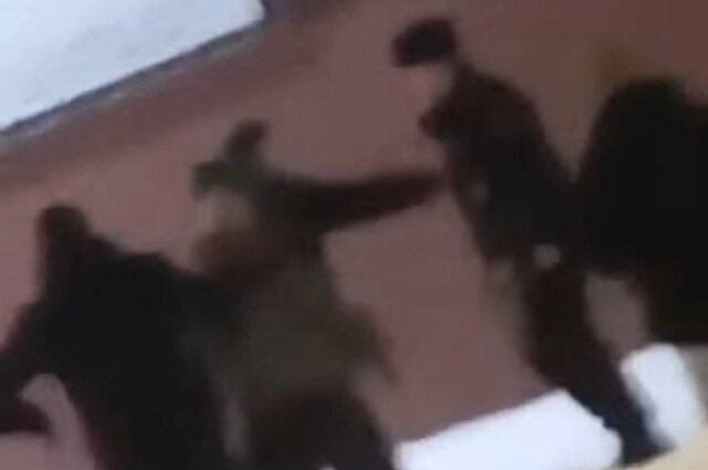    На кадре запечатлено, как подростки начинают избивать полицейского. Фото: Соцсети