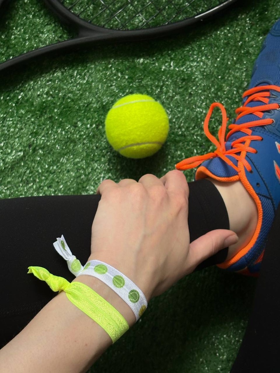 Резинки можно носить на волосах и на запястье, что делает их практичным дополнением к вашему гардеробу.