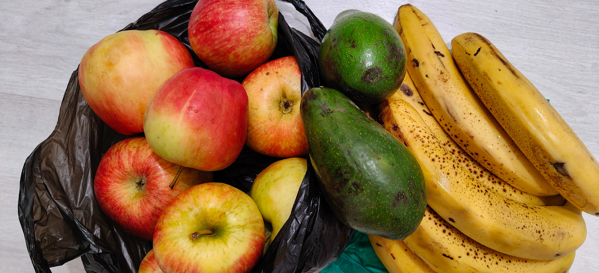 Купила немного, но самое нужное🤣. Два авокадо, два кг яблок и бананы (якобы килограм). За всё всего 200 рублей отдала. Была я без рюкзака, поэтому овощей не купила. Тяжело нести. Да и у меня с прошлого раза есть ещё и капуста цветная, и кабачок . И даже сливы с виноградом есть.