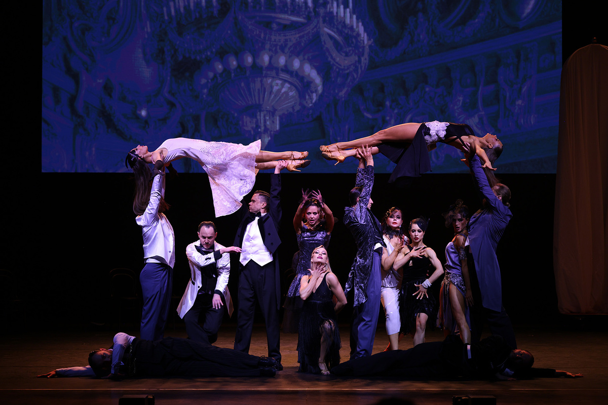    Сцена из спектакля «Живые картины»