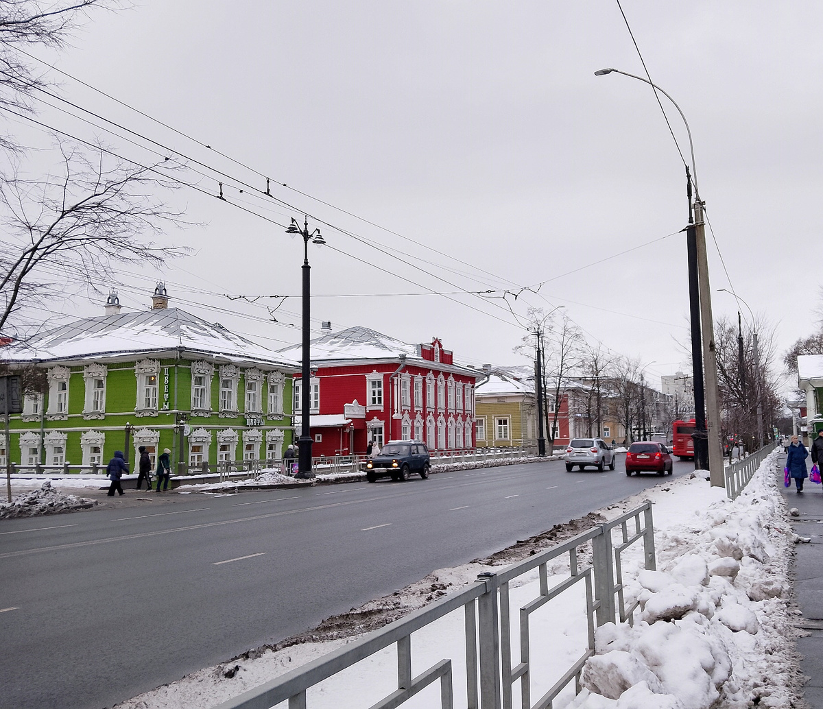 Деревянная центральная улица города, фото автора 