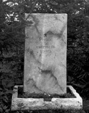 Фото памятника на школьном участвке. Морозов Н. М. Тайга. Исторический опыт поколений. 1 том. Стр. 254