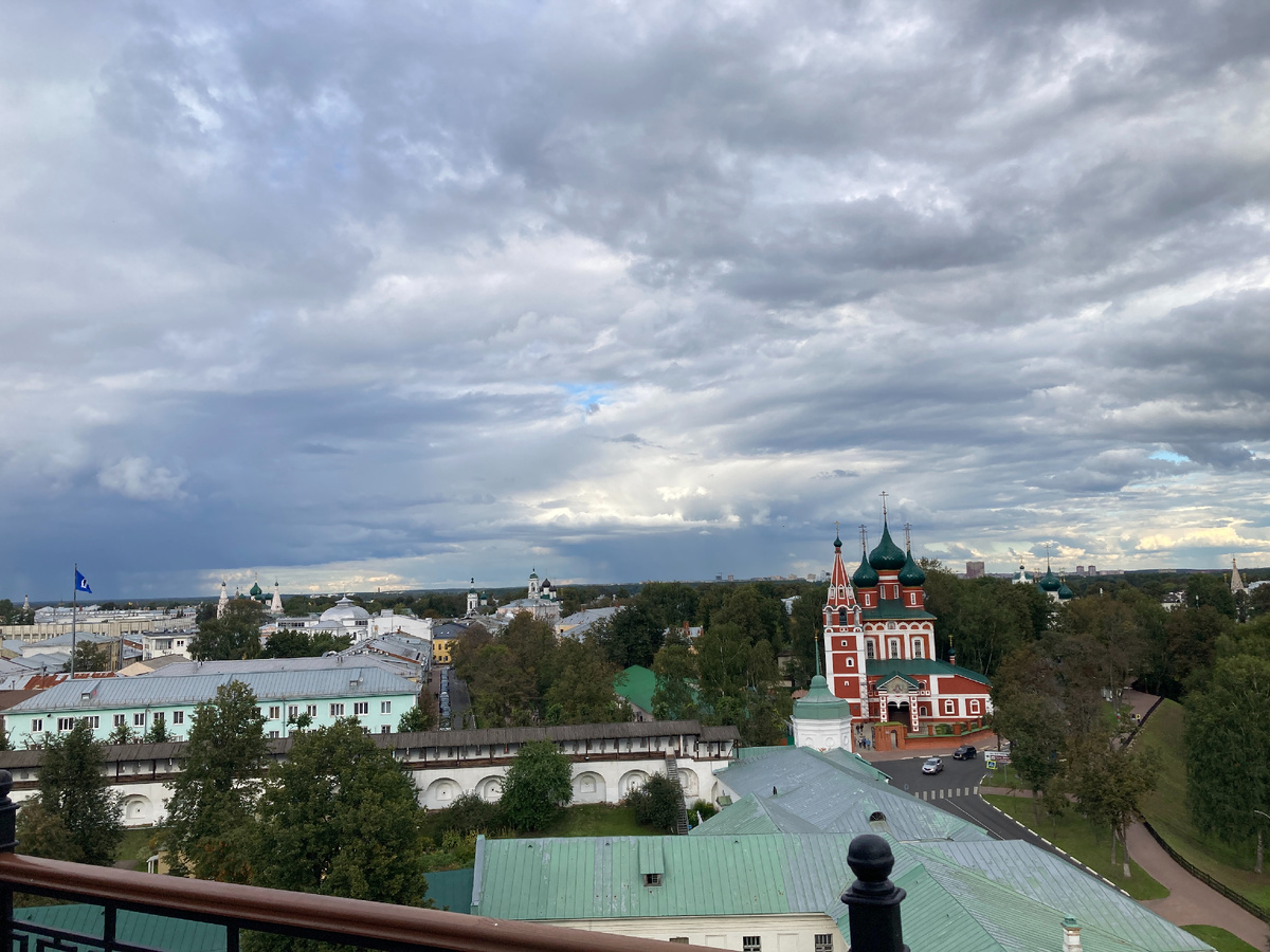 Ярославль - город церквей. Повсюду купола, куда ни глянь.