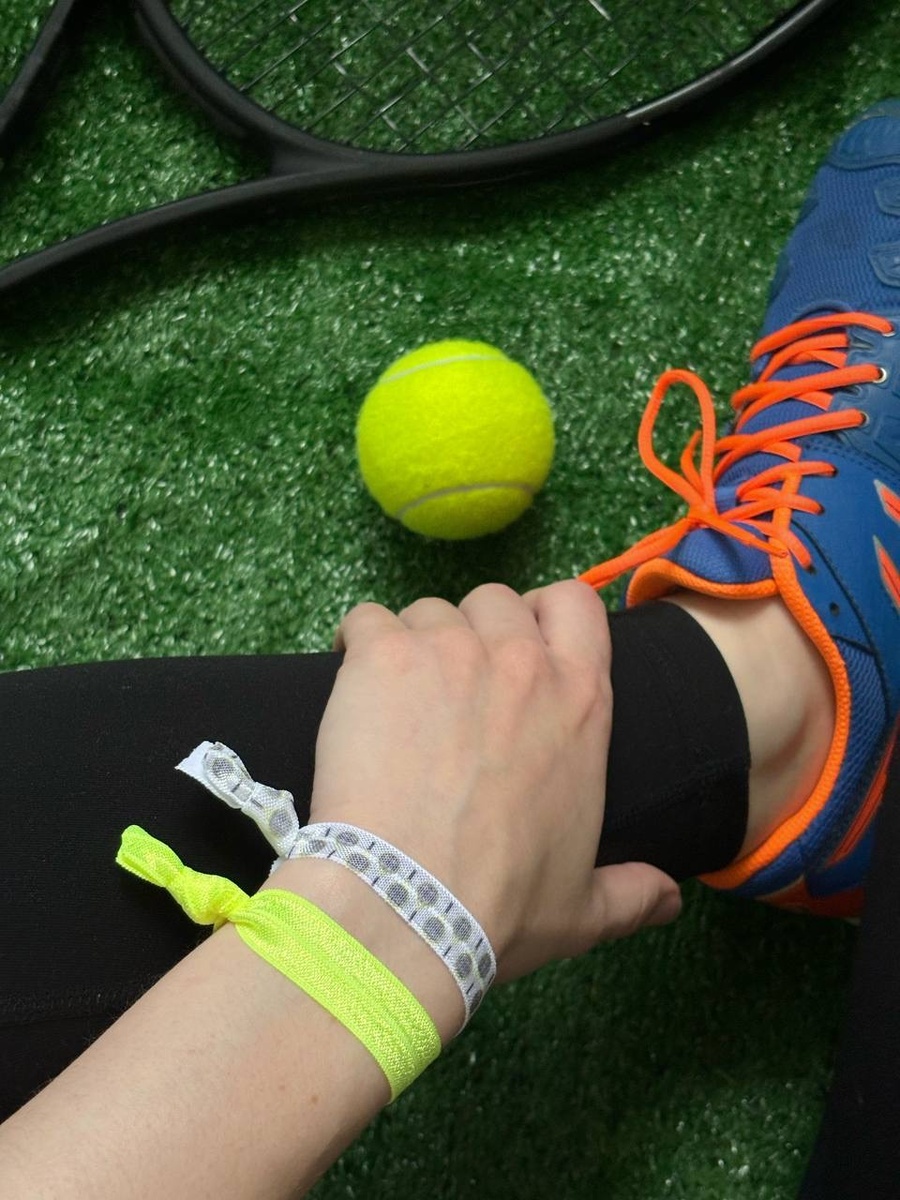 Резинки удобно носить на запястье в качестве стильного браслета, и они всегда будут под рукой, когда вам нужно собрать волосы.