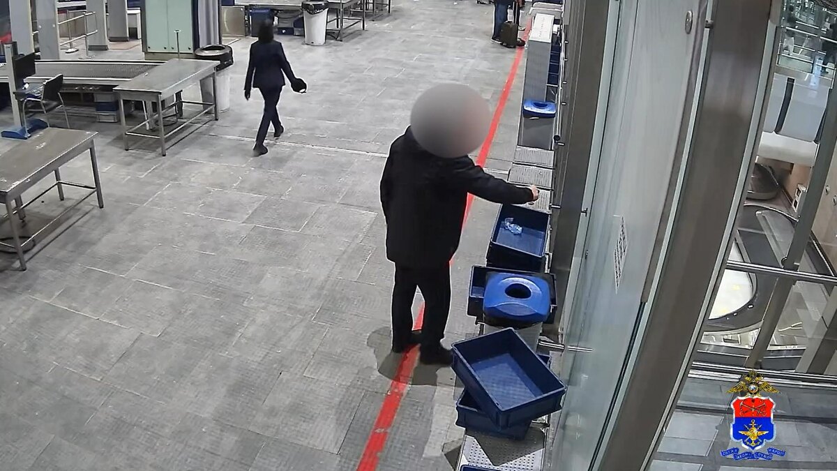    Фото: пресс-служба ЛО МВД России в аэропорту Пулково