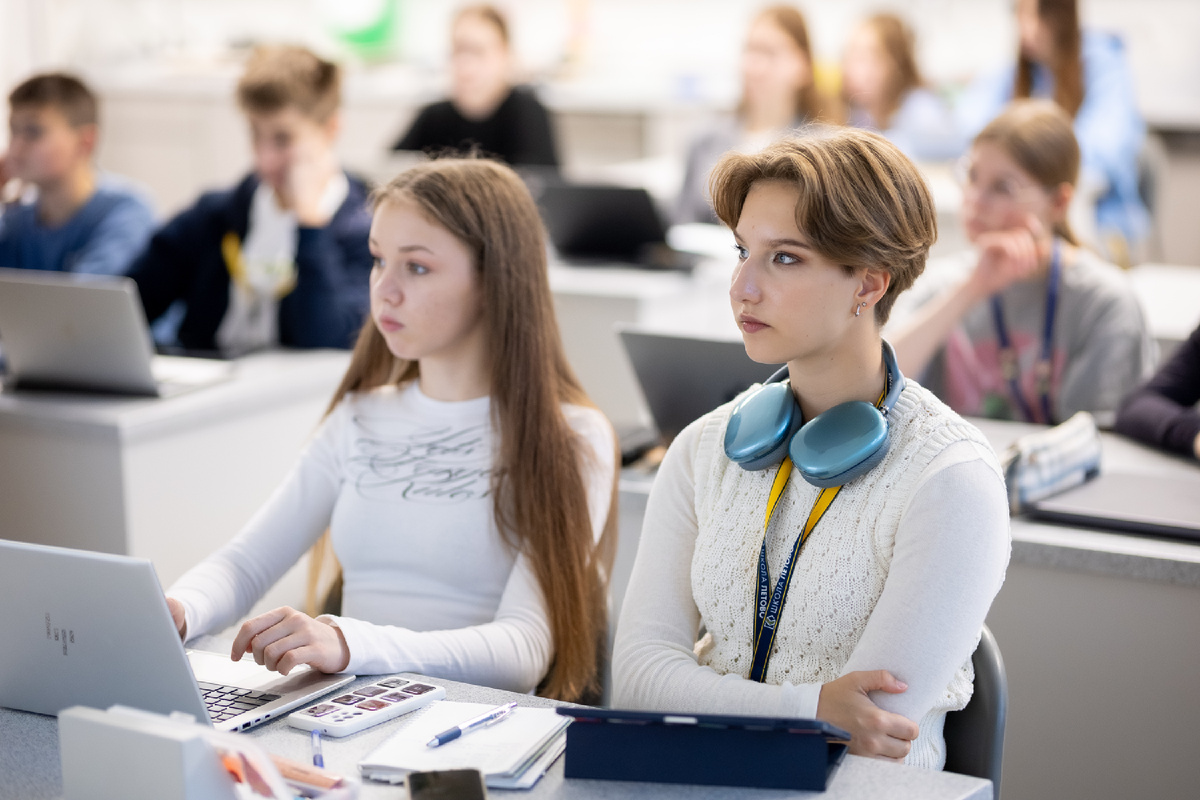 Фото из школьного архива: ученики на уроке в «Летово»