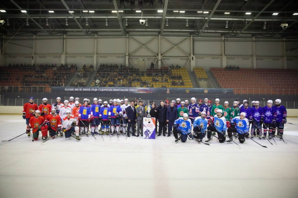     Оренбуржцы вышли в лидеры на Кубке ПФО по хоккею среди любительских команд Оренбуржье
