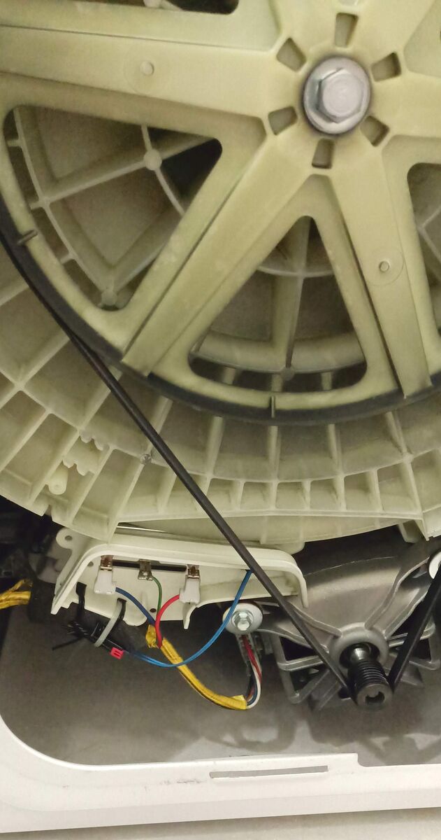 ТЭН прикрыт пластиковой крышкой, датчик температуры стоит отдельно. Встречается редко. 