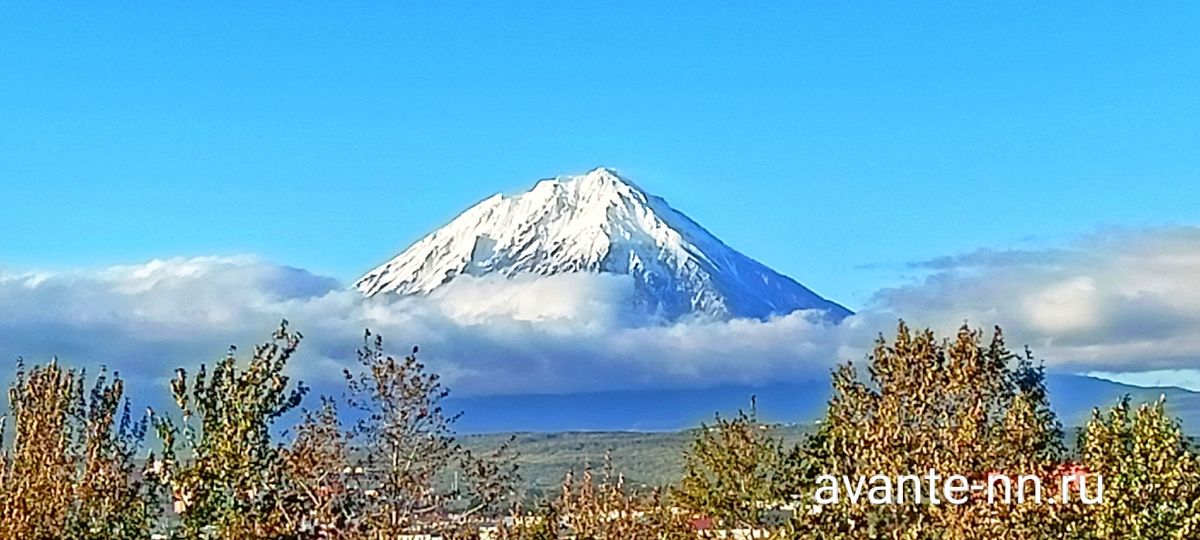 Петропавловск-Камчатский, вид на Авачинскую сопку с Мишенной сопки