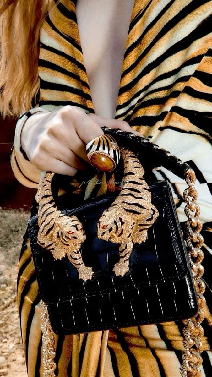 Шикарный, но далеко не повседневный образ. 