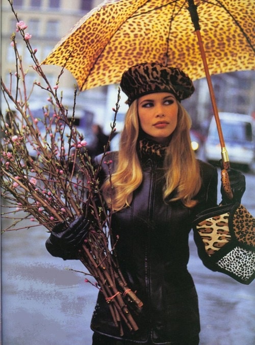 Клаудиа Шиффер с акцентными аксессуарами. 