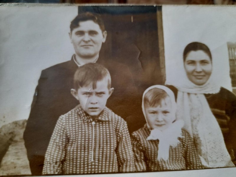 С мамой, папой и братом