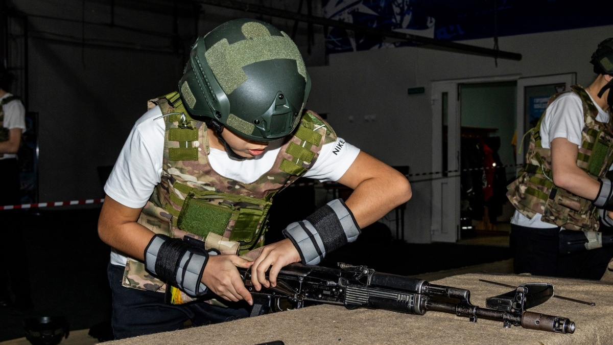    В Сургуте выяснили, кто быстрее всех собирает и разбирает автомат Калашникова