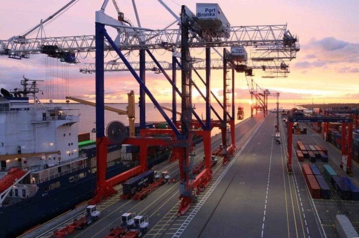    На съезде к порту Бронка с внешнего кольца КАД упали бетонные блоки