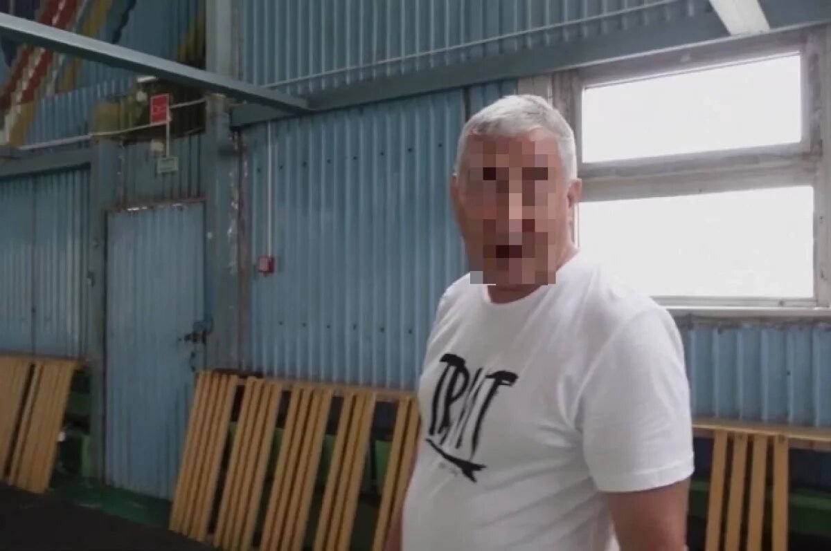    Зазывал детей на «массаж».