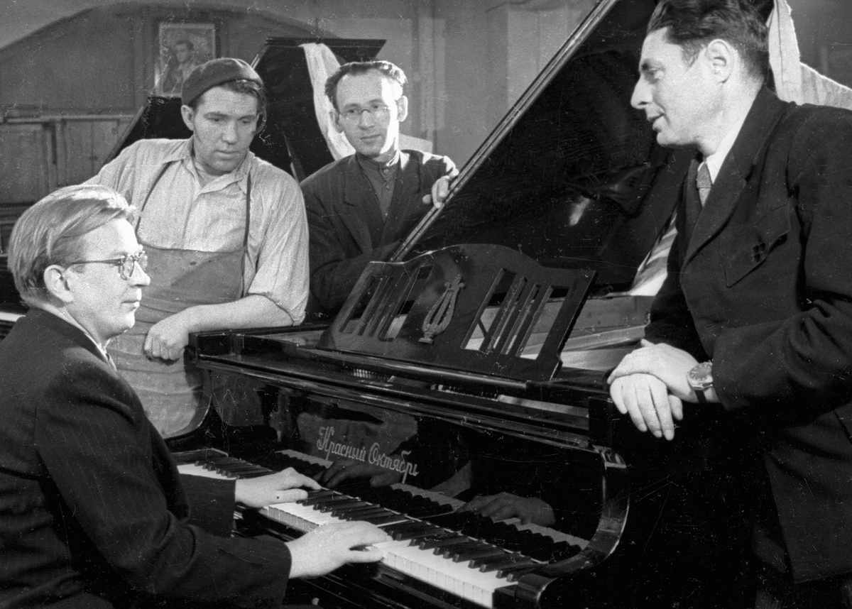    Василий Соловьёв-Седой (за роялем) и заслуженный артист РСФСР, дирижёр Большого театра Марк Эрмлер (справа), 1960 год