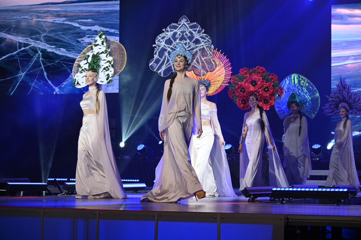 В числе последних работ Дмитрия Черепанова – великолепные кокошники для участниц конкурса «Мисс Северсталь». Фото: Татьяна Иваницкая