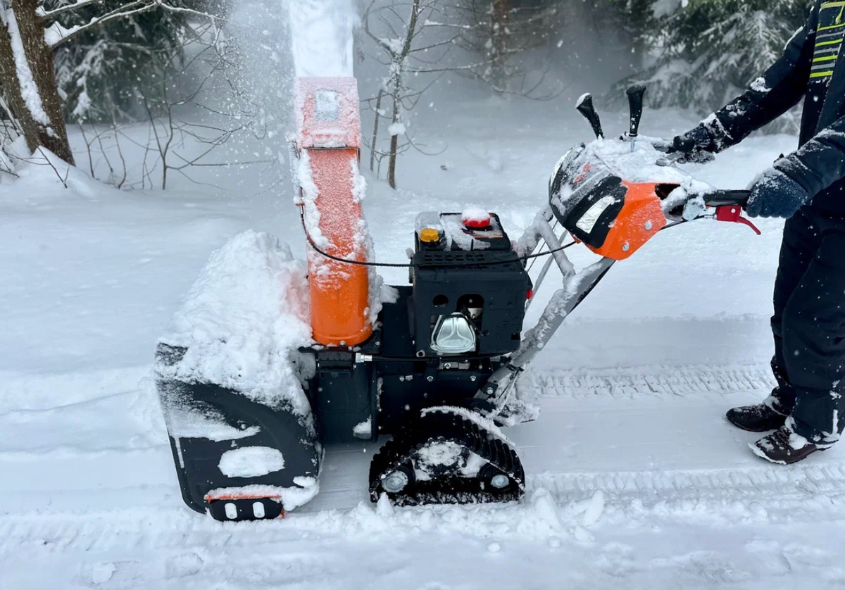 Гусеничный ход позволяет тяжелой машине быть более маневренной и управляемой.