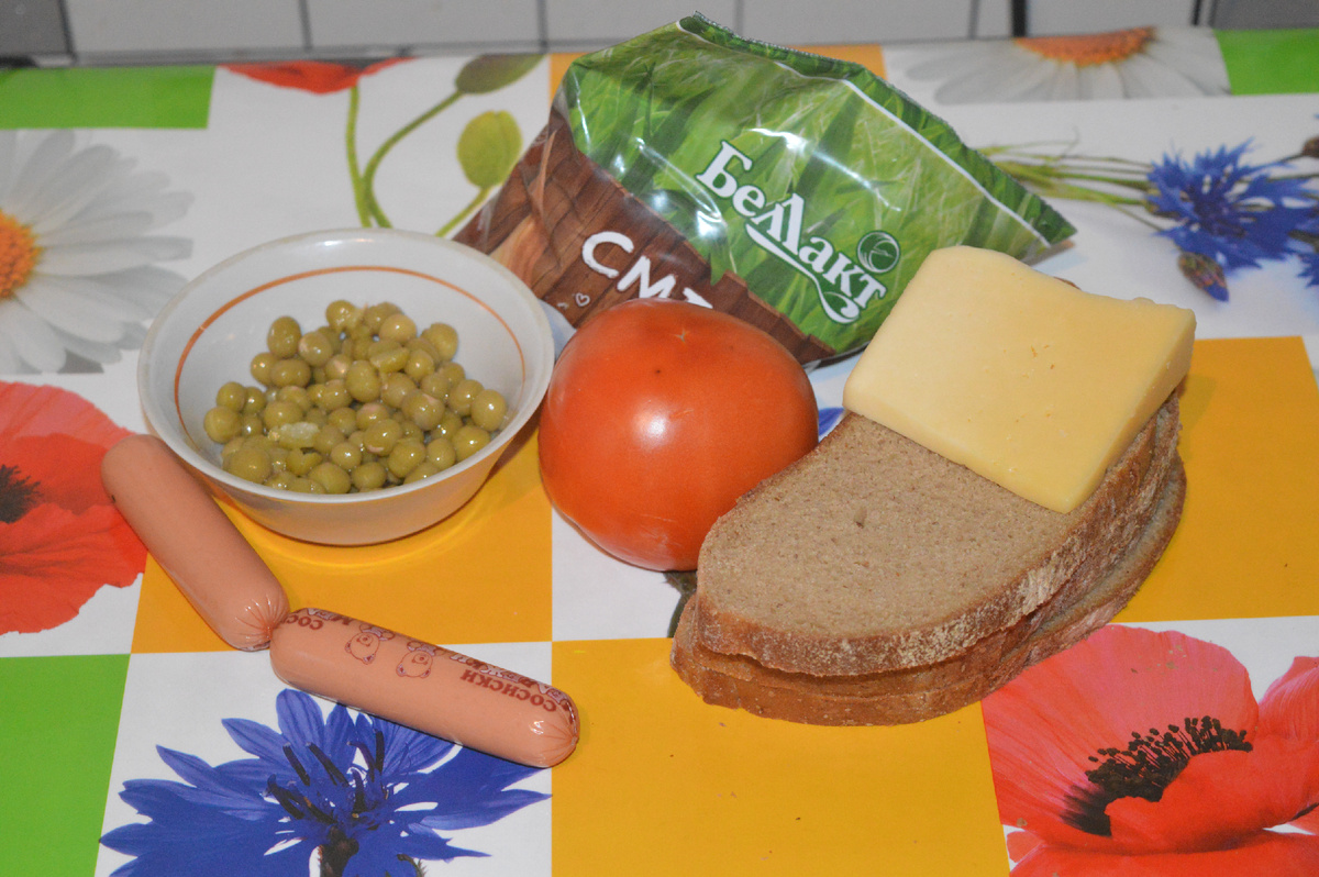 Бутерброды с сосисками и сыром. Шаг 1. Фото: канал Три рецепта.