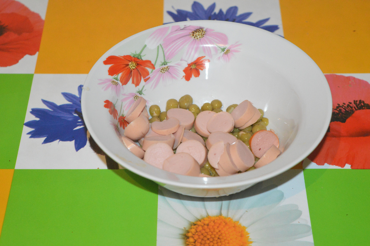 Бутерброды с сосисками и сыром. Шаг 2. Фото: канал Три рецепта.