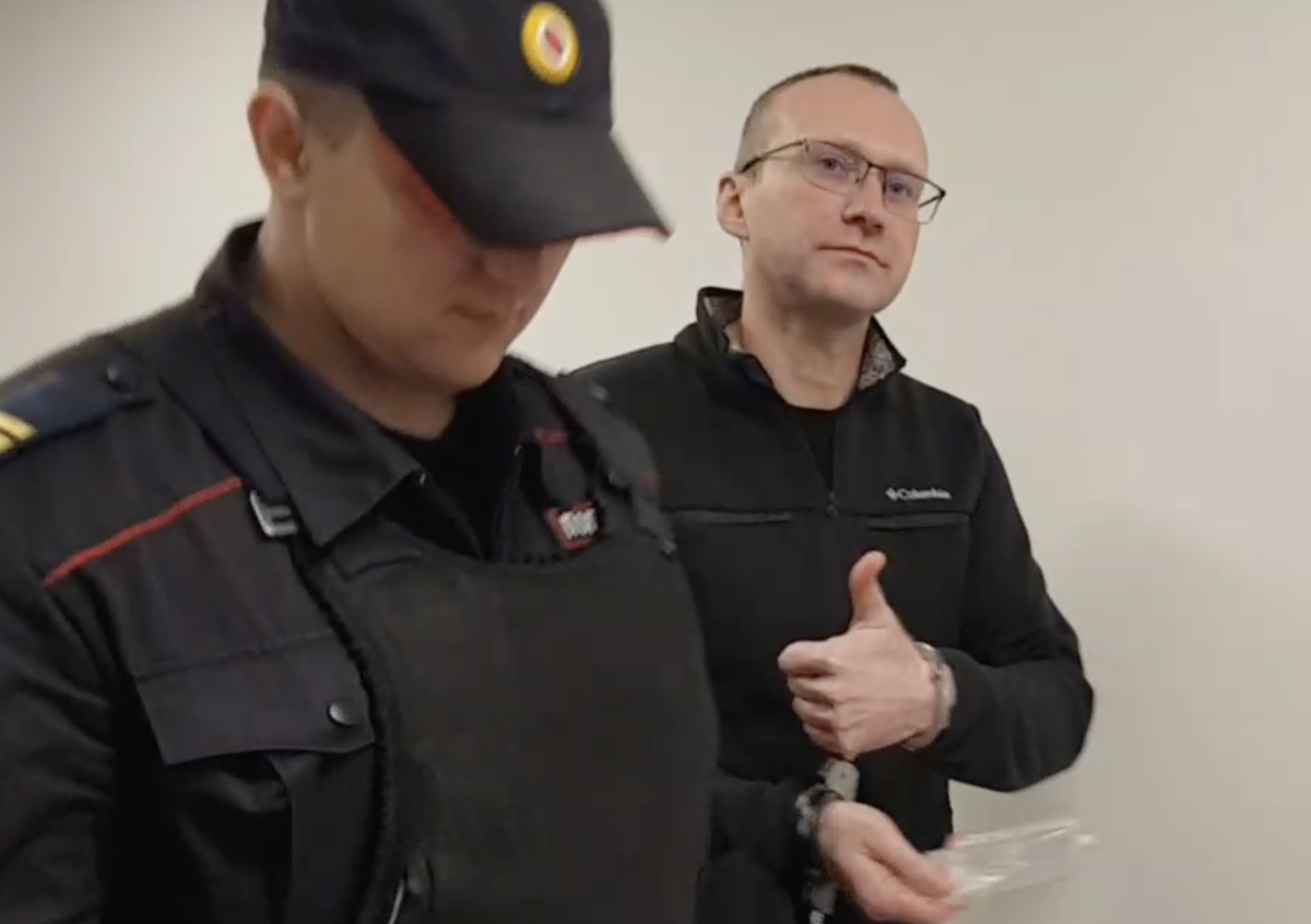 Бывший гендиректор предприятия "Автоспецтранс" Иван Новиков не теряет бодрость духа.