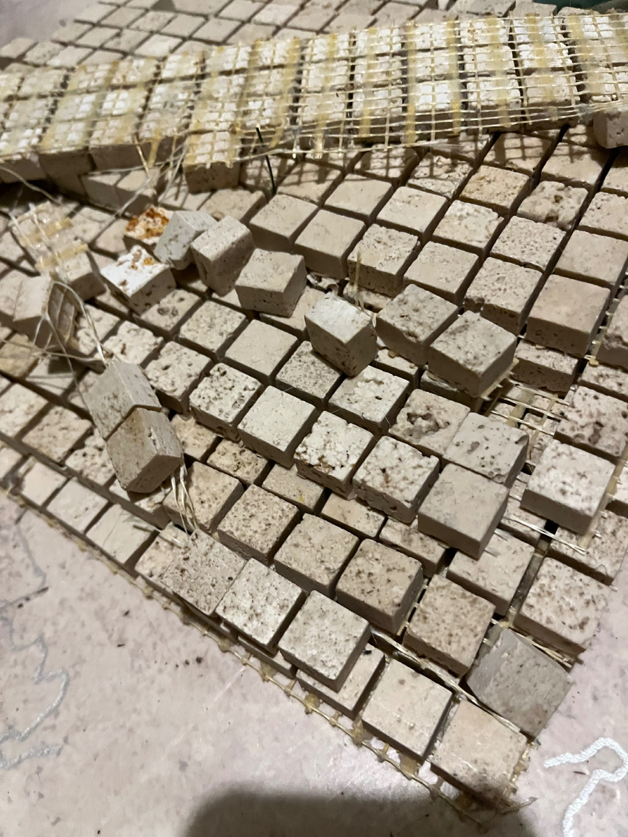 Не уверена, что это травертин, как называют похожие на авито, но тяжелая, зараза!