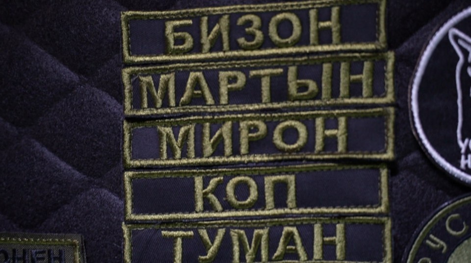    Военнослужащий с позывным «Ворон» хранит память о погибших сослуживцах в шевронах Виктория ЦЫПЛЕНКОВА