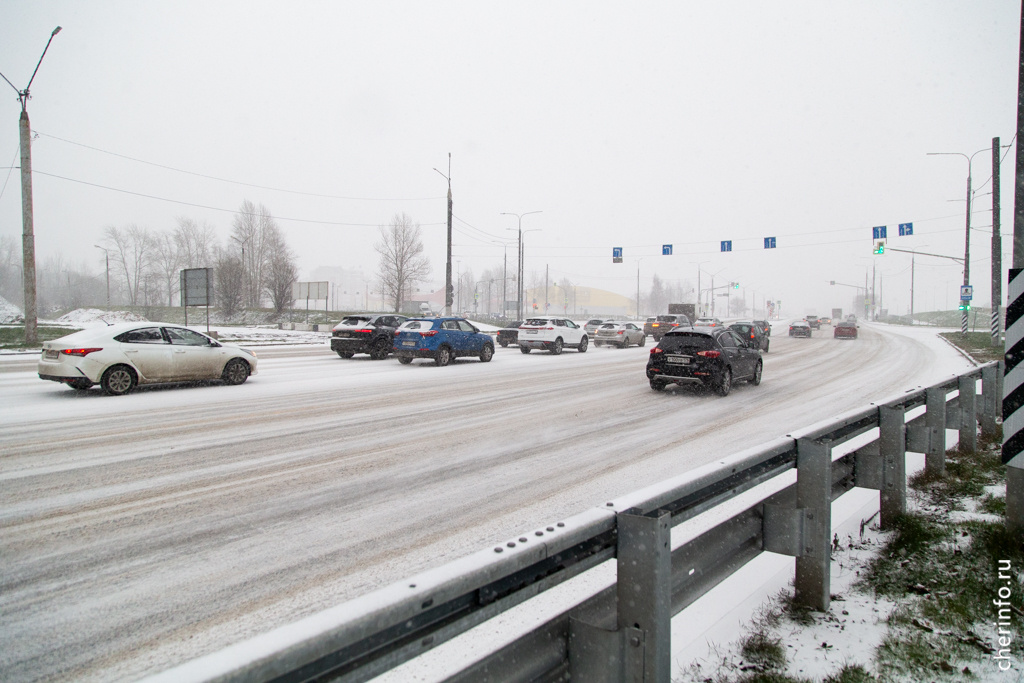    Фазы меняют, чтобы уменьшить количество заторов после открытия на мосту пяти полос, сообщил в своих соцсетях мэр Роман Маслов.