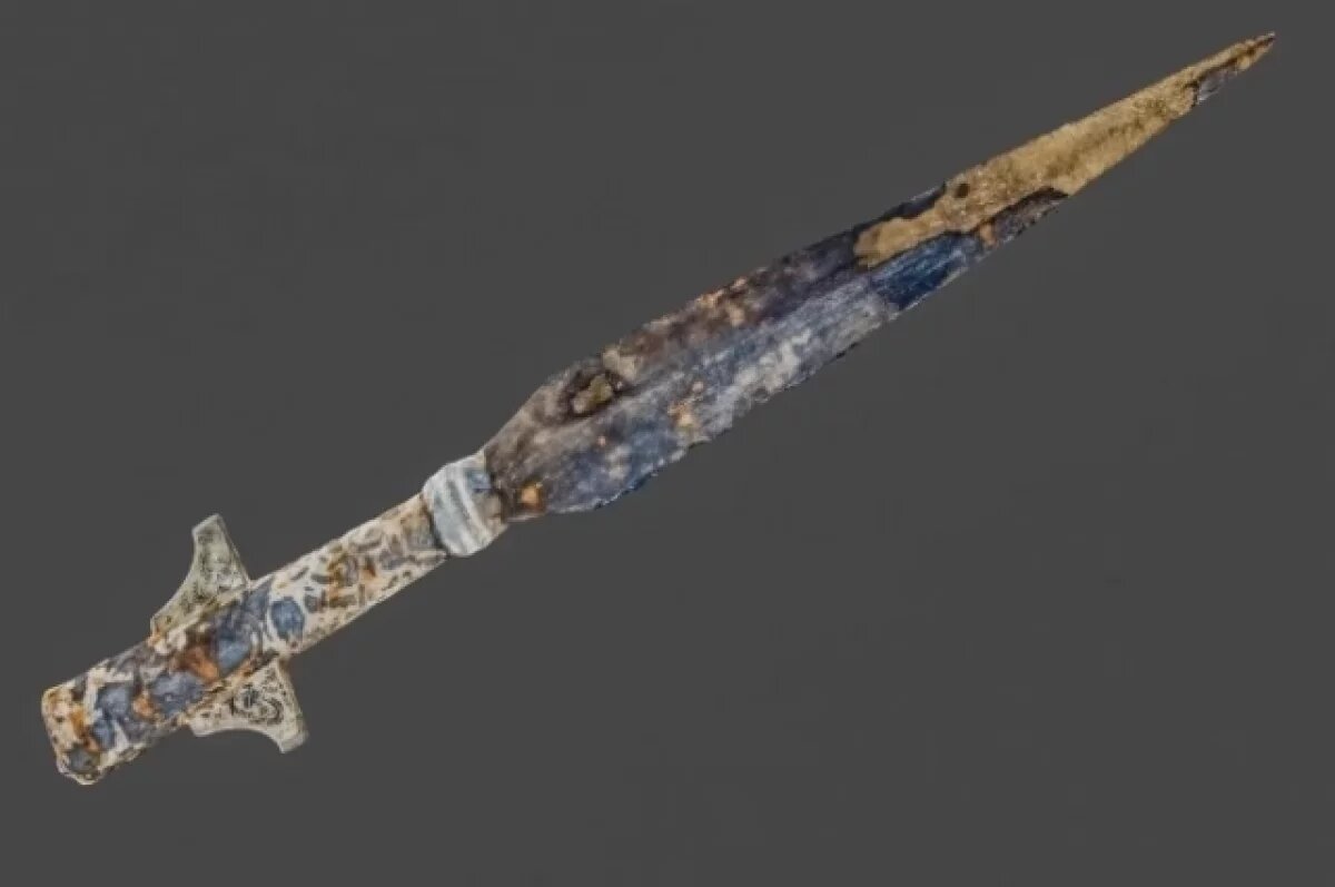    Археологи нашли средневековое позолоченное копье князя в озере в Польше