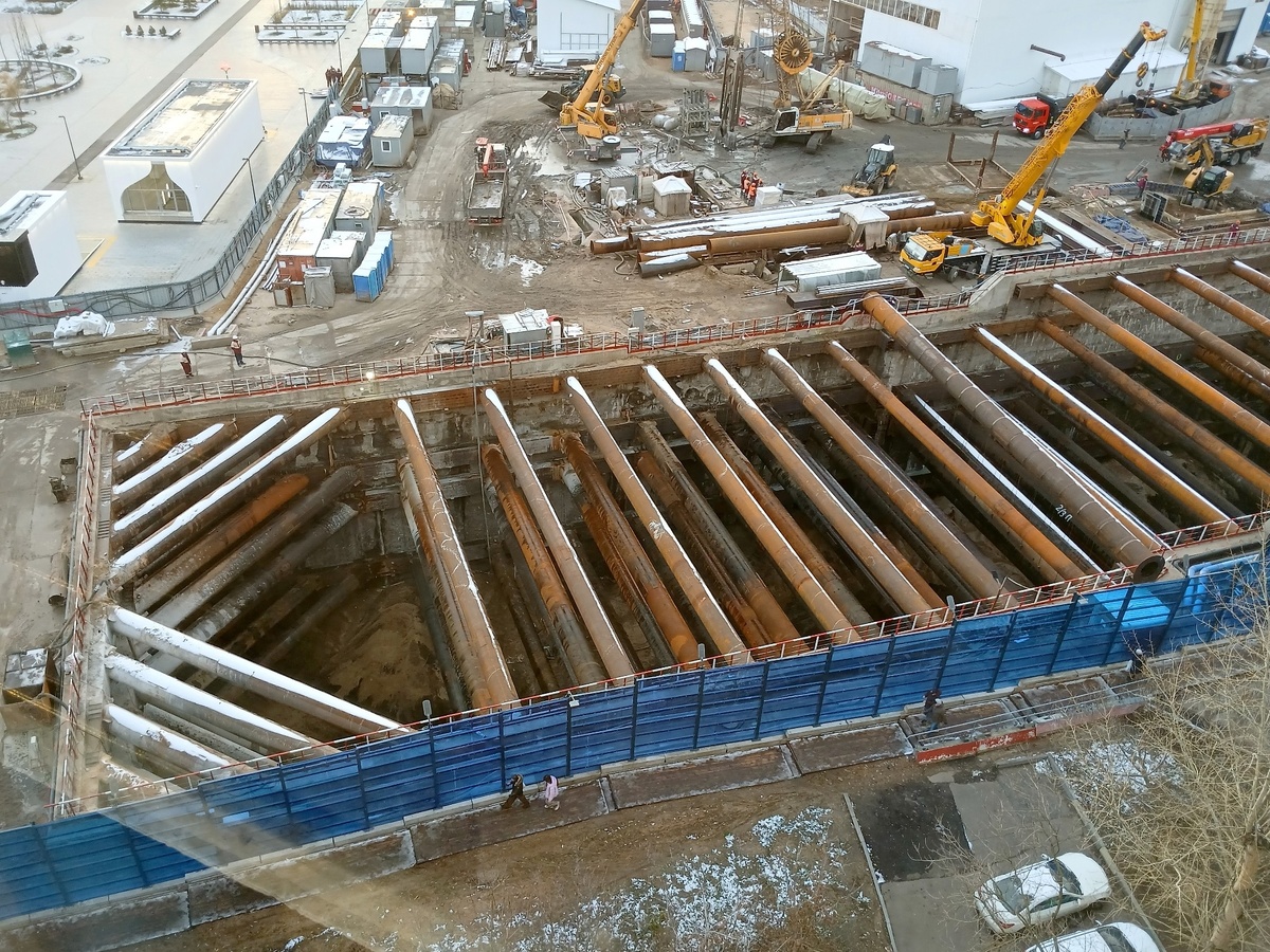 📸 1.1: Общий вид начальной части котлована с диагональными распорками.