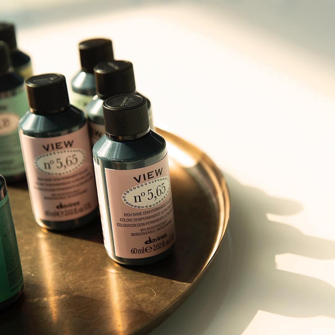 На написание этой статьи вдохновили потенциальные клиенты с вопросом: На каком красителе вы работаете? Меня в другом салоне этим красили и краска не подошла…