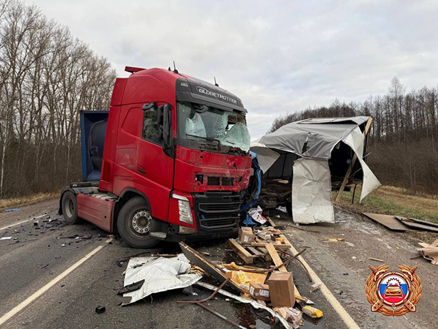 У деревни Красная Гора в Тверской области из-за серьезного ДТП перекрыто движение