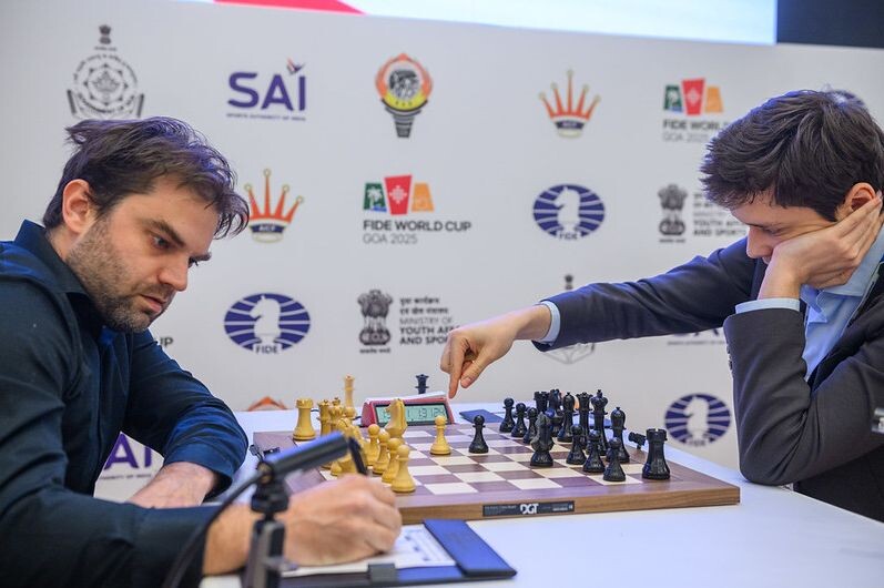 Американец Сэм ШЕНКЛЕНД, конечно же, оказался крепким орешком. Но всё же нашему шахматисту Андрею ЕСИПЕНКО удалось его расколоть...