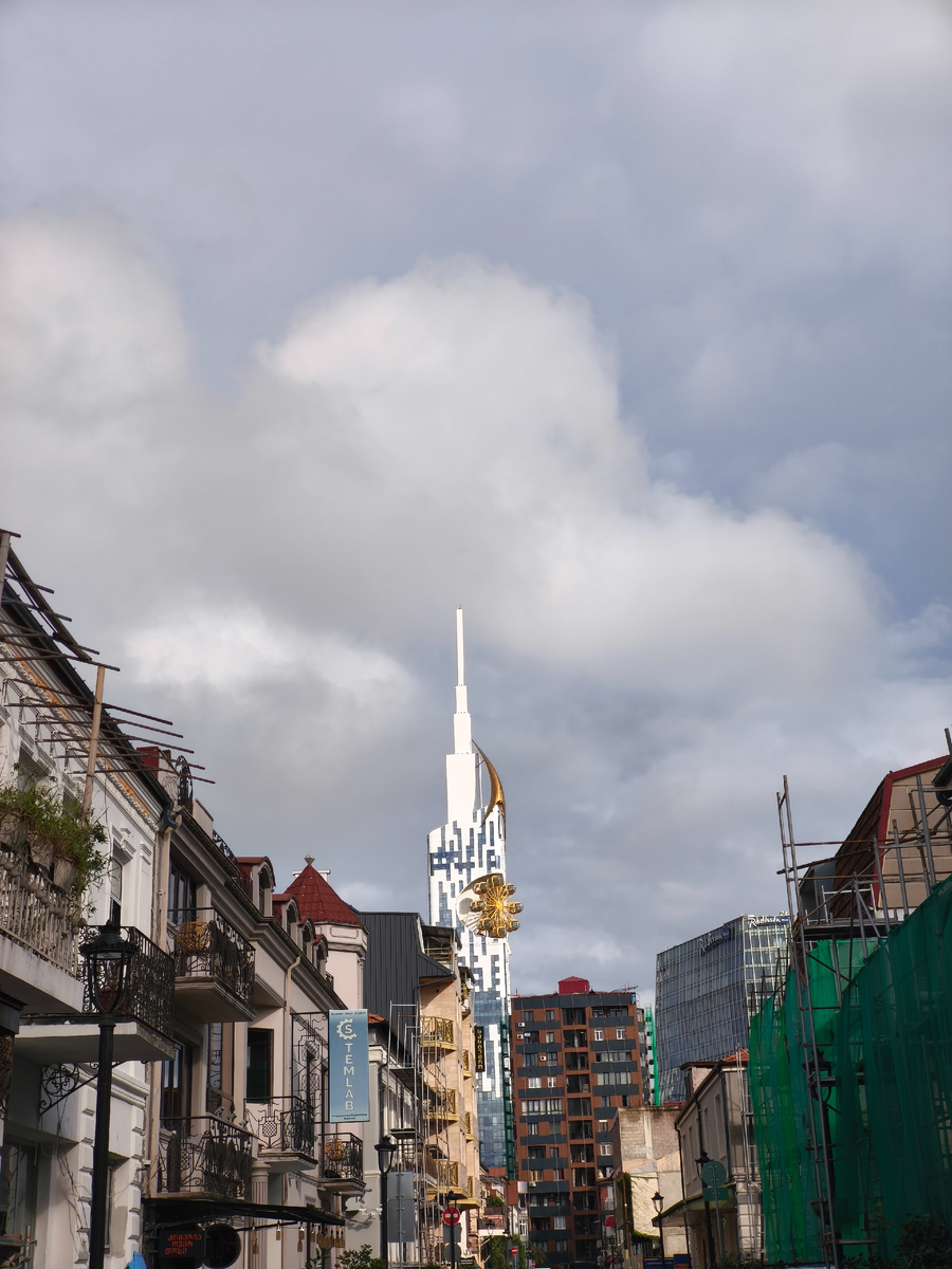 Один из небоскребов Батуми. Для меня ориентир - от него идет улица, на которой я живу.