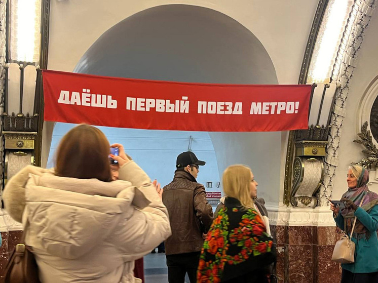     В честь праздника станцию «Площадь Восстания» украсили баннерами. Фото: «МК в Питере»