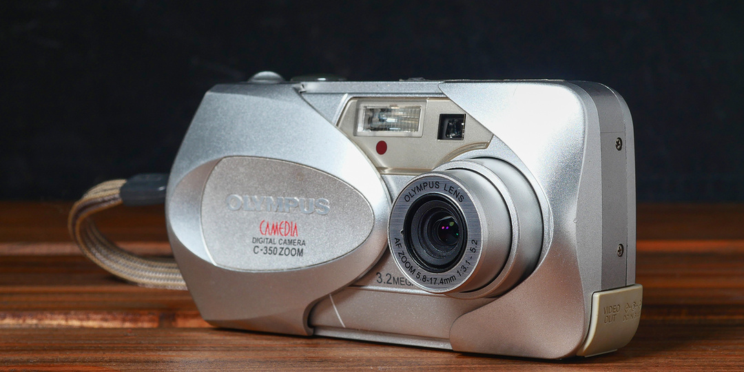 Olympus Camedia C-350 Zoom - изящный друг с ретро картинкой.
