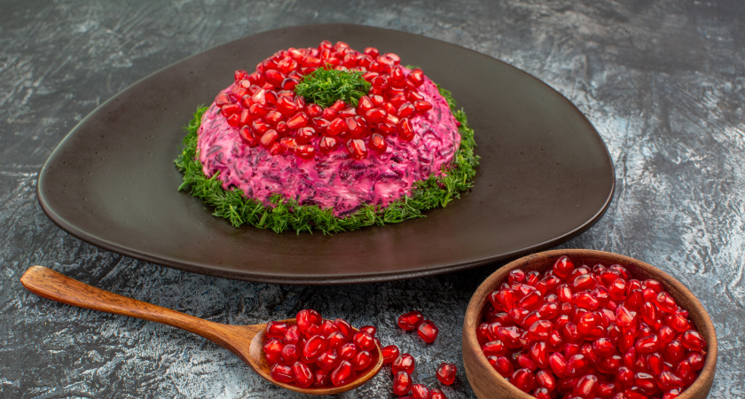    Приготовила "Дамский" салат со свёклой по нашумевшему рецепту из Соцсетей: надо было делать двойную порцию