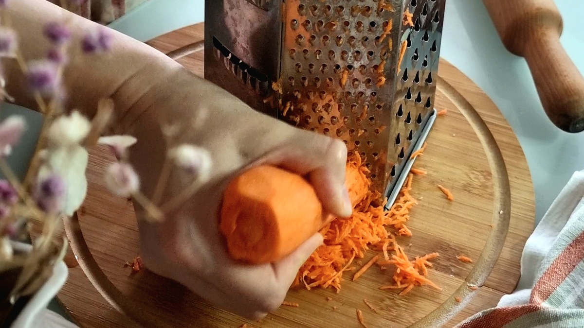 Натрите морковь на терке